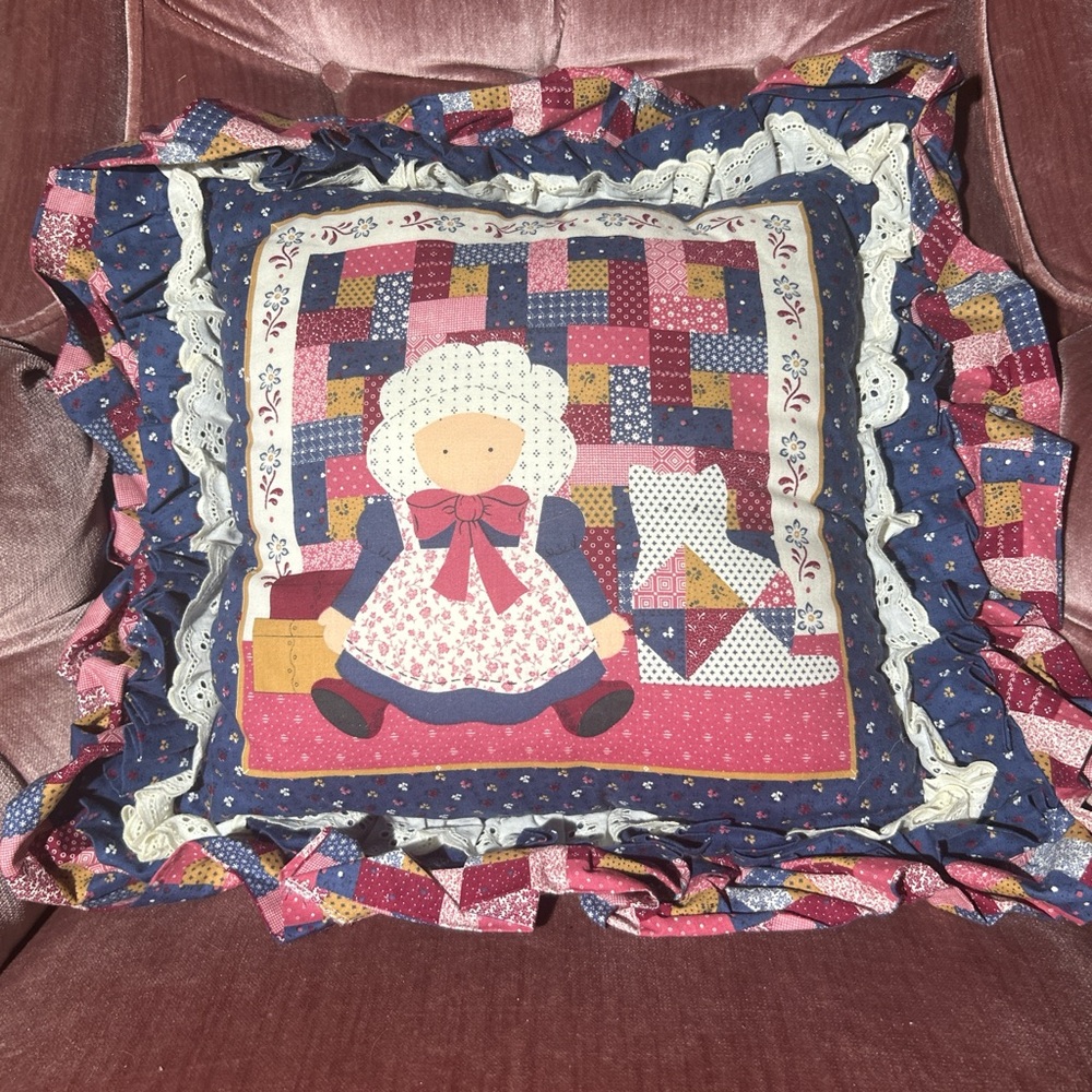 Country Patchwork‎ Granny and Cat Decorative Throw Pillow - Navy, Pink, Cream